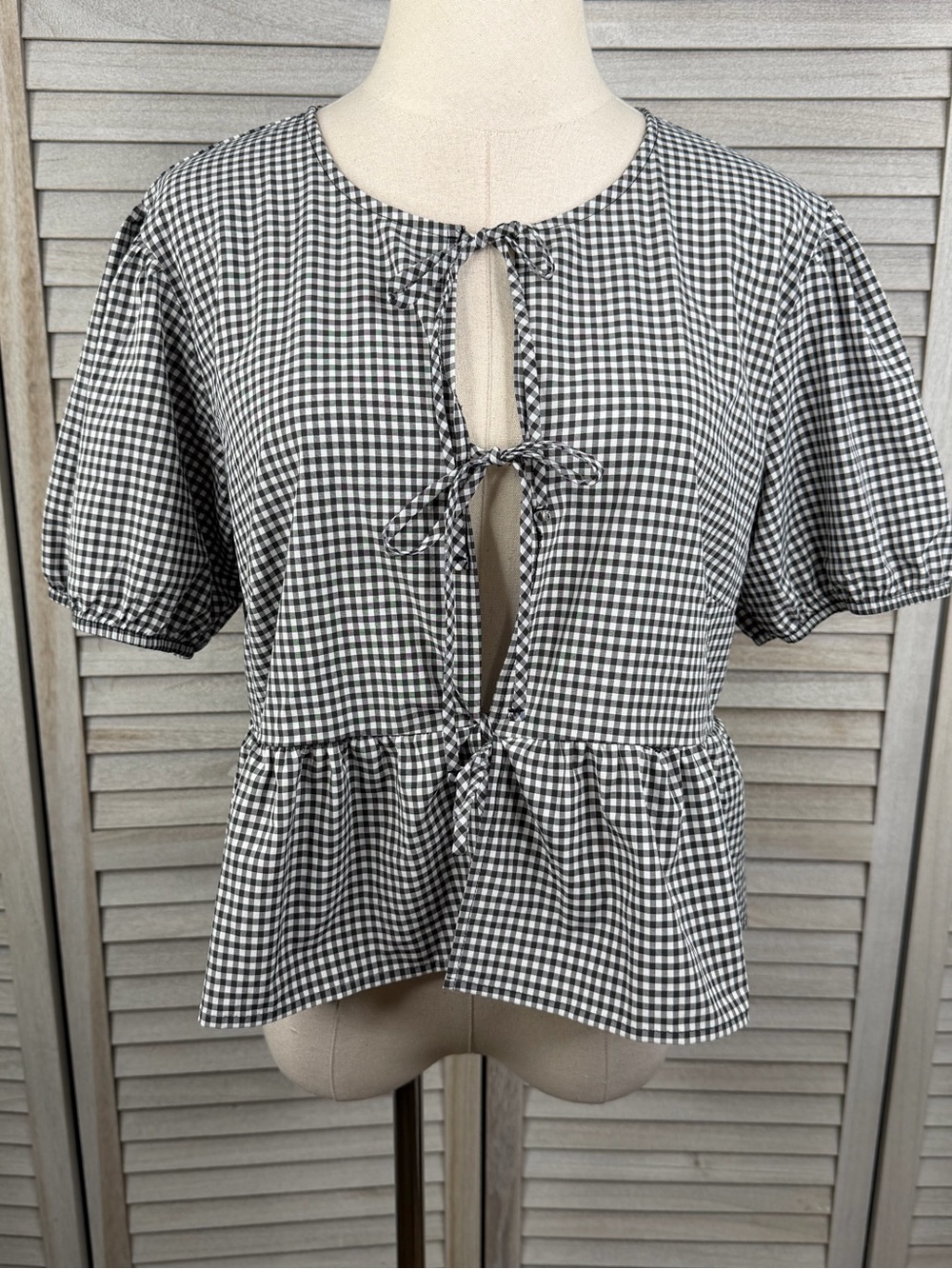 WILD FABLE Black & White Gingham Puff Sleeve Peplum Tie Front Top-Large